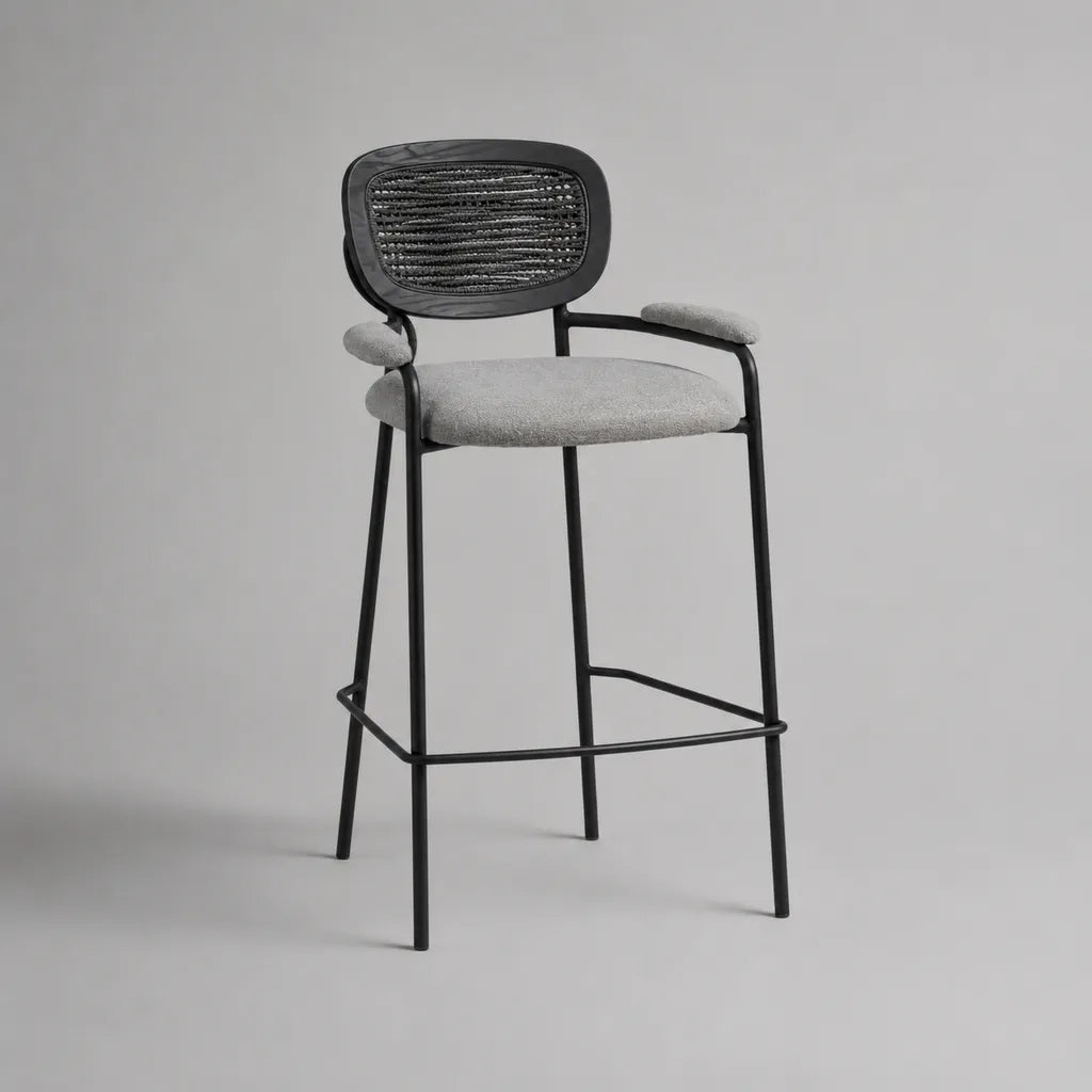 Tabouret de bar avec accoudoirs en acier thermolaqué, assise en polyester et dossier tressé, gris et noir, 56 × 57 × 105 cm, hauteur d’assise 75 cm