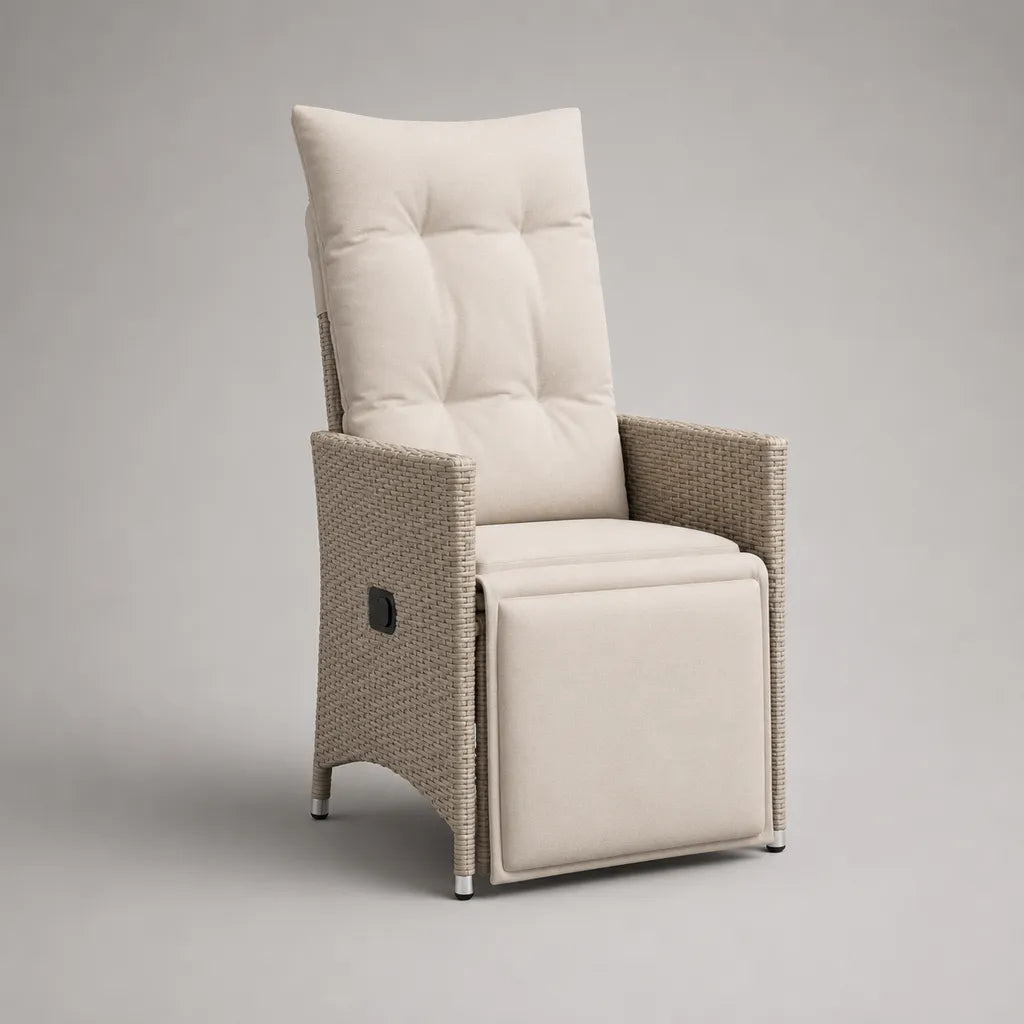 Fauteuil inclinable d’extérieur en résine PE tressée avec repose-pieds intégré et coussins beige et blanc cassé, 65 × 82 × 110 cm