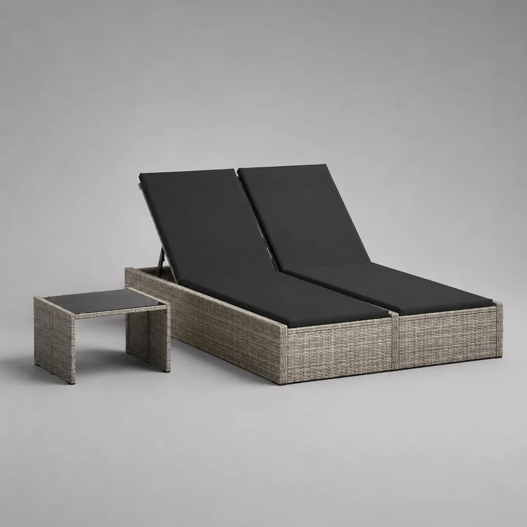 Ensemble extérieur de 2 bains de soleil réglables en résine tressée grise avec coussins noirs, 195 × 60 × 31 cm, et table d’appoint 40 × 40 × 40 cm
