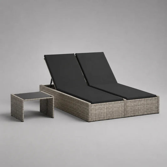 Ensemble extérieur de 2 bains de soleil réglables en résine tressée grise avec coussins noirs, 195 × 60 × 31 cm, et table d’appoint 40 × 40 × 40 cm
