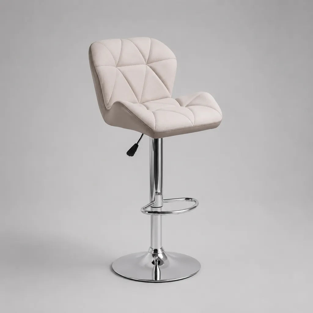 Tabouret de bar réglable et pivotant en velours et métal chromé beige clair, 51 × 48 × 85-106 cm
