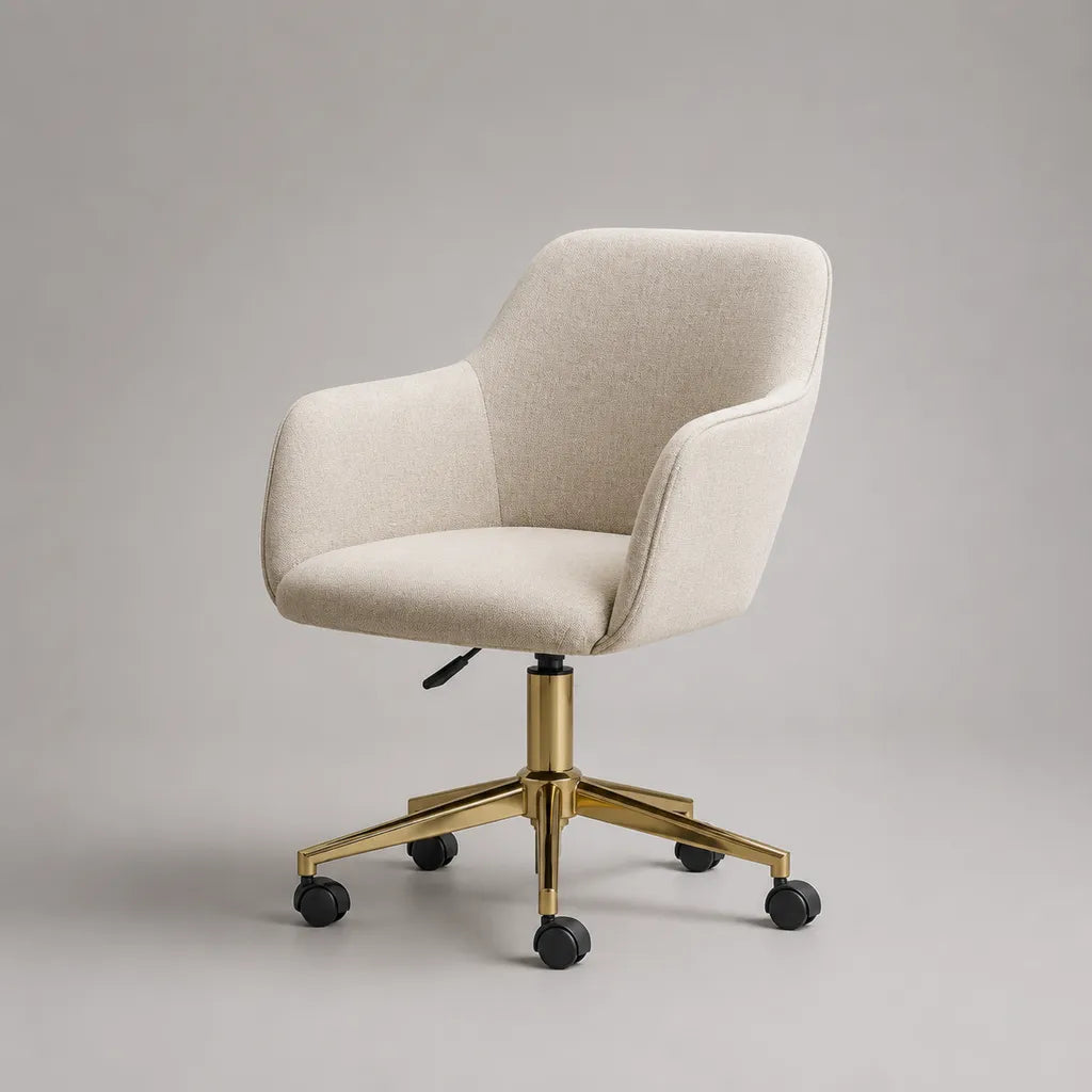 Chaise de bureau pivotante réglable en hauteur en polyester beige avec accoudoirs, piètement doré et roulettes, 67 × 67 × 84-94 cm