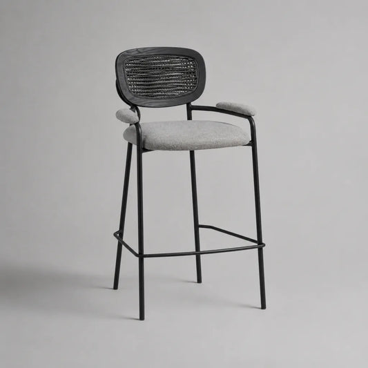 Tabouret de bar avec accoudoirs en acier thermolaqué, assise en polyester et dossier tressé, gris et noir, 56 × 57 × 105 cm, hauteur d’assise 75 cm