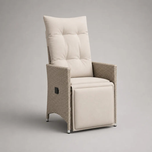 Fauteuil inclinable d’extérieur en résine PE tressée avec repose-pieds intégré et coussins beige et blanc cassé, 65 × 82 × 110 cm